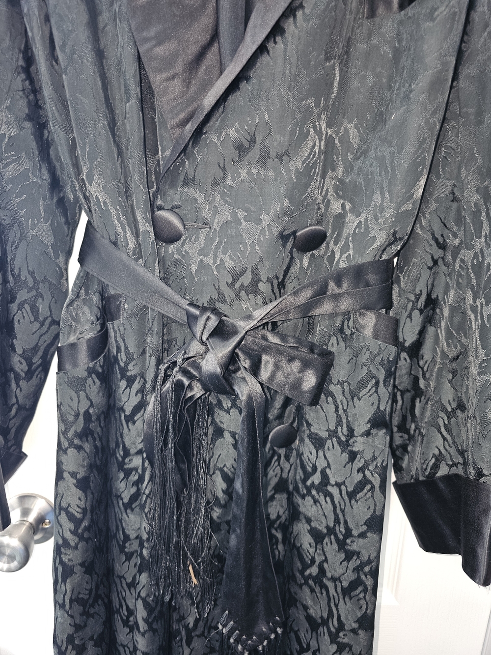 St MORITZ VINTAGE Black Floral-Texture Long Sleeve Robe with Satin Trim - Picture 4 of 5